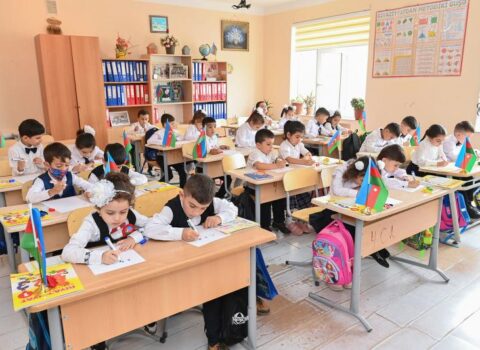 Bakıdakı orta məktəblərlə bağlı qərar VERİLDİ
