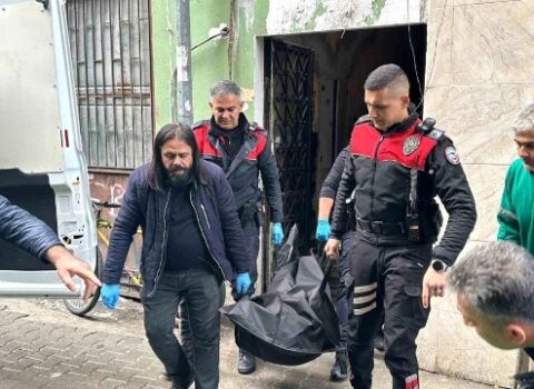 Sevdiyi qızı ailəsinin yanında başından vurdu