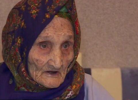 20 nəvəsi, 25 nəticəsi, 2 kötücəsi olan 100 yaşlı nənə – VİDEO