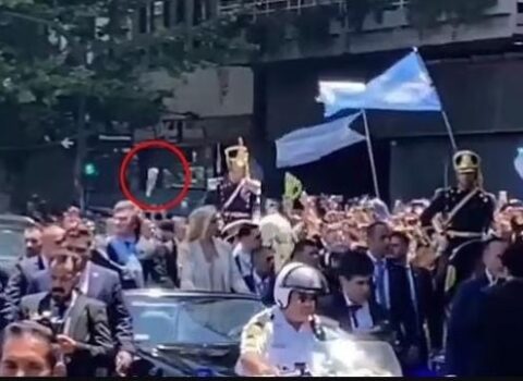 Argentinanın yeni prezidentinə butulka atdılar