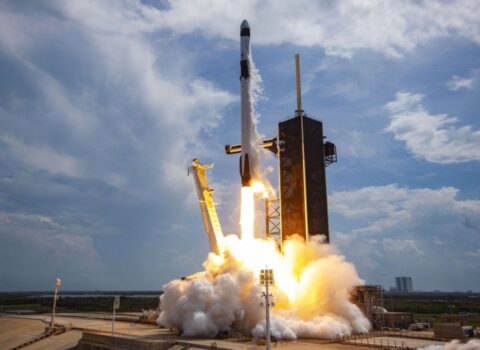 “SpaceX” daha 23 internet peykini orbitə çıxardı
