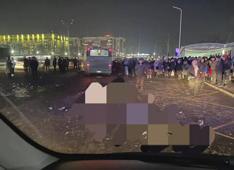 Almatıda avtobus insanların üzərinə doğru hərəkət edib – Ölənlər var