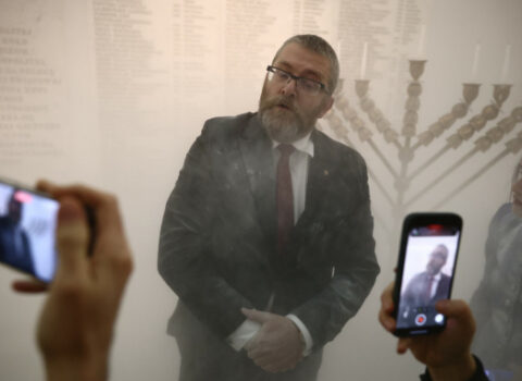 Polşalı deputat Hanukka şamlarını söndürdü – VİDEO