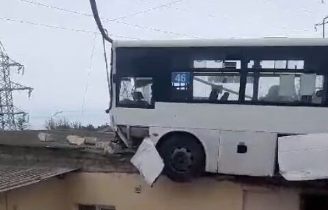 Bakıda avtobus evin damına düşdü – VİDEO