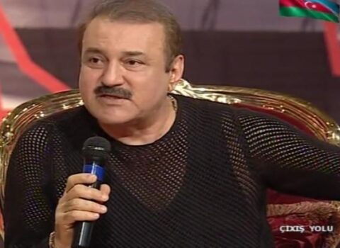 Cavanşir Məmmədov: “Dərisi qara olan müğənni ağzına ağ diş qoydurur, sanki ağzına təbaşir yapışdırıb”