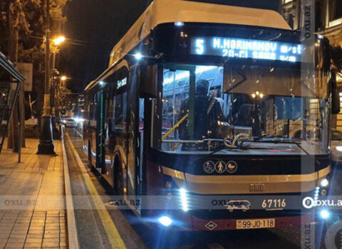 Sürücü sərnişinləri avtobusda qoyub taksi ilə getdi – VİDEO
