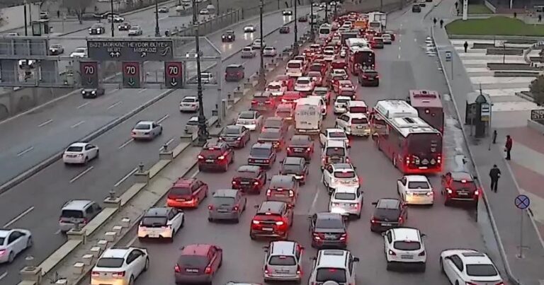 Bakının bir sıra yollarında nəqliyyatın sıxlığı yaranıb Bakının bir sıra yollarında nəqliyyatın sıxlığı yaranıb