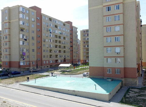 Yaşayış kompleksində maşınını dirəyə çırpdı, öldü