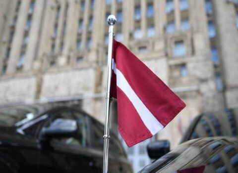 Latviya Rusiya vətəndaşlarını ölkədən çıxarır