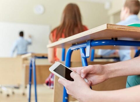 Rusiyada məktəblərdə mobil telefondan istifadə qadağan olundu