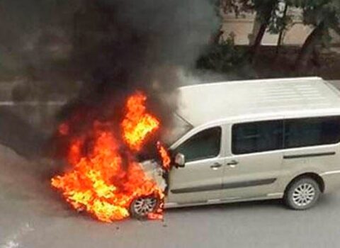 Ağdaşda mikroavtobus yandı
