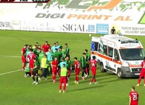Oyun zamanı hakim futbolçunu bıçaqladı