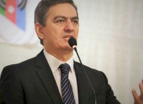Əli Kərimli qurultayda çıxış etdi, AXCP üzvü yatdı – FOTO