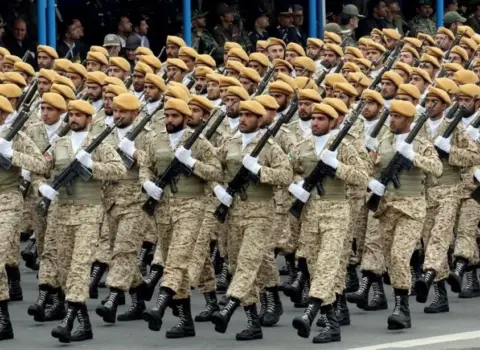İran şərq sərhədlərinə qoşun yığır