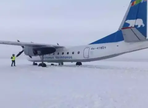 “An-24” sərnişin təyyarəsi donmuş çaya düşdü