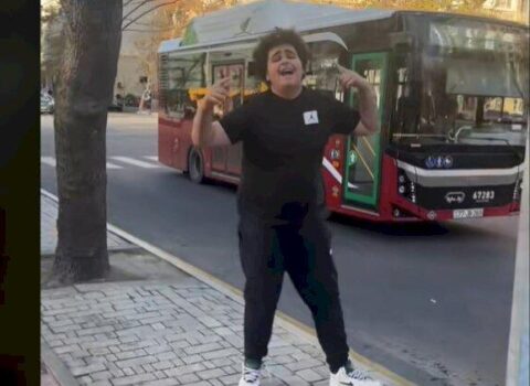 Hamını boğaza yığan uşaq tanınmış şəxsin nəvəsi imiş – FOTO