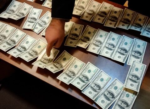 Saxta dollar satan dəstə üzvləri saxlanıldı – VİDEO