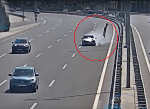 Bakıda dəhşətli qəza: Avtomobil qadını metrlərlə kənara tulladı – ANBAAN VİDEO