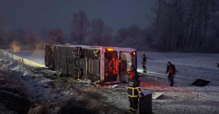 Türkiyədə avtobus QƏZASI: 6 ölü, 33 yaralı Türkiyədə avtobus QƏZASI: 6 ölü, 33 yaralı