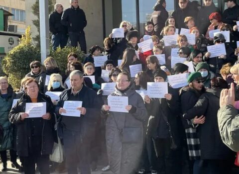 Həkimlər Səhiyyə Nazirliyi önündə aksiyaya çıxdı