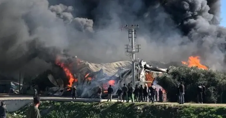 Türkiyədə fabrik yandı Türkiyədə fabrik yandı