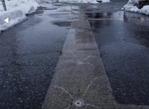 Qışda küçələrdəki qarı əritmək üçün maraqlı üsul