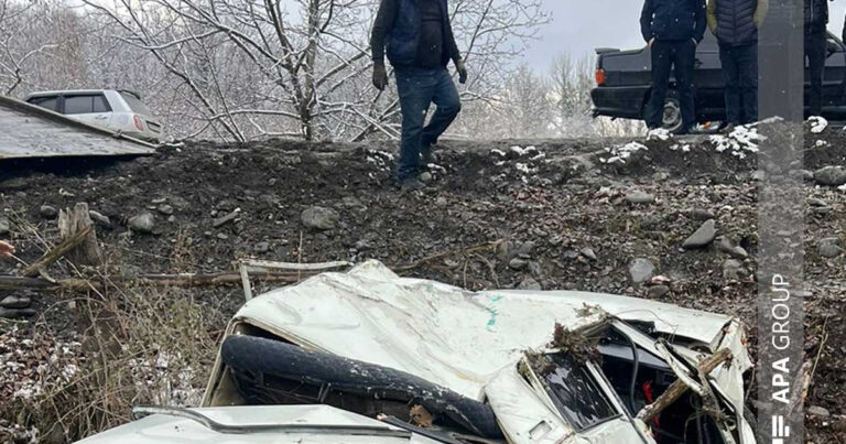Zaqatalada avtomobil ağaca ÇIRPILDI Zaqatalada avtomobil ağaca ÇIRPILDI