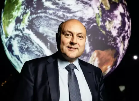 Böyük Britaniyada nazir müavini planetləri səhv saldı