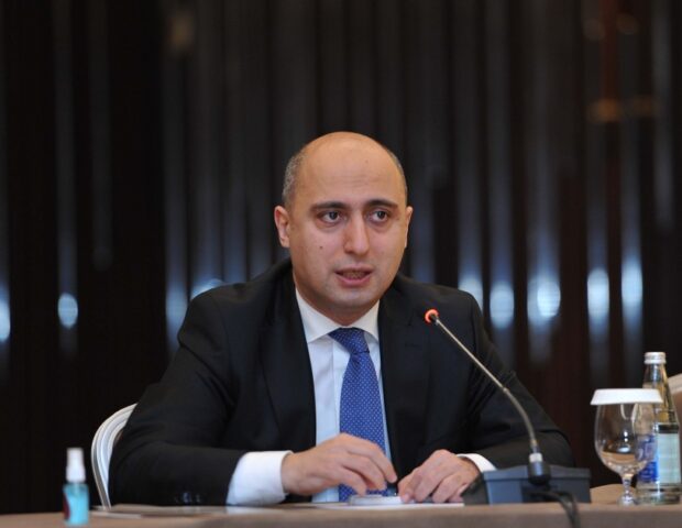 Problemlər pik həddə: “Təhsil Nazirliyi ya fəaliyyətini kökündən dəyişməli, ya, da Emin Əmirullayev…” –