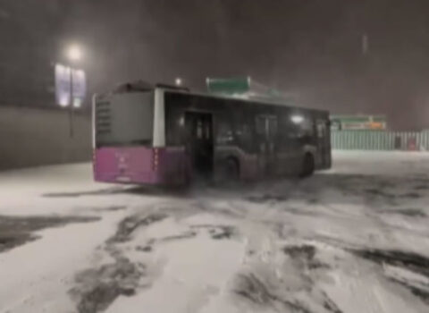 “Drift” edən avtobus sürücüsü gündəm oldu – YENİLƏNİB+VİDEO