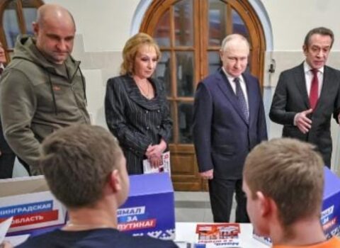 Putin ilk dəfə seçki qərargahına baş çəkdi – VİDEO