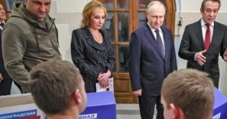 Putin ilk dəfə seçki qərargahına baş çəkdi – VİDEO Putin ilk dəfə seçki qərargahına baş çəkdi – VİDEO