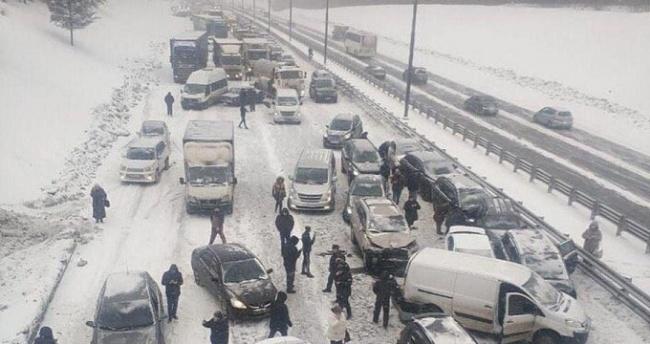 Rusiyada ağır qəza: 50-dən çox avtomobil toqquşdu Rusiyada ağır qəza: 50-dən çox avtomobil toqquşdu