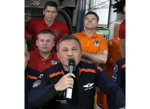 Ekipaj kosmik stansiyaya çatdı – VİDEO