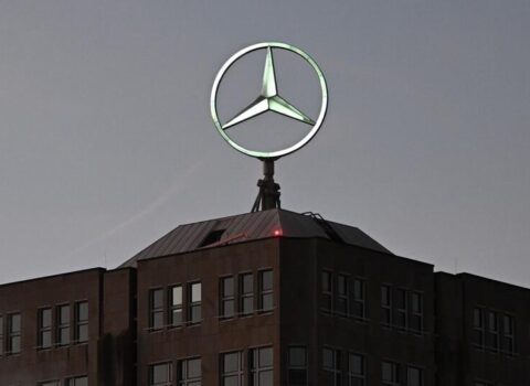 “Mercedes-Benz” Almaniyadakı bütün salonlarını SATIR