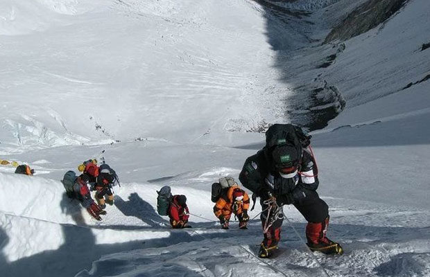Elbrusda faciə: Güclü qar və külək cəsədləri evakuasiya etməyə imkan vermir
