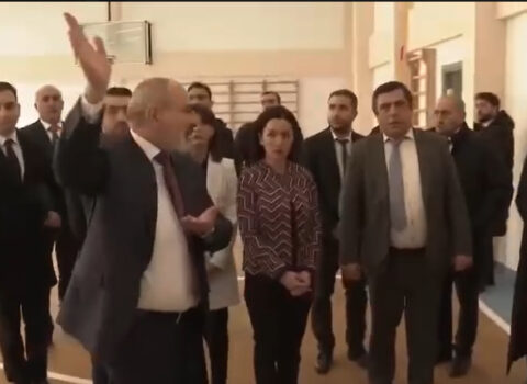 Paşinyan hirsindən paltar asılqanını qıraraq yerə atdı – VİDEO
