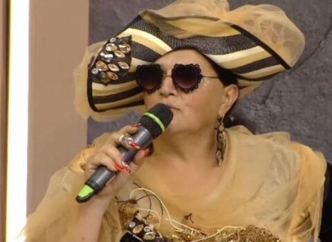 “Flora xanım geyimimi müzakirə edir, amma ilk dekolteni, kürəyi, sinəsiaçıq geyimi onda görmüşük”