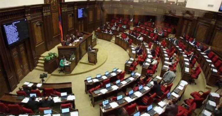 Fərarilərlə bağlı qanun layihəsi qəbul edildi Fərarilərlə bağlı qanun layihəsi qəbul edildi