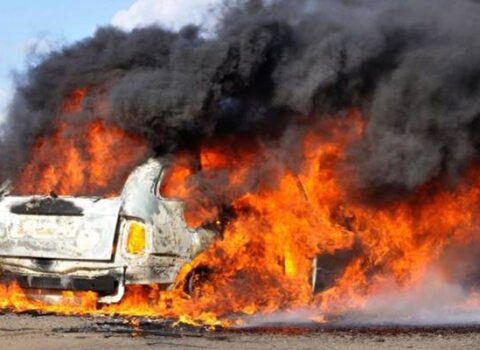 Bakıda “Mercedes” işıq dirəyinə çırpılıb yandı