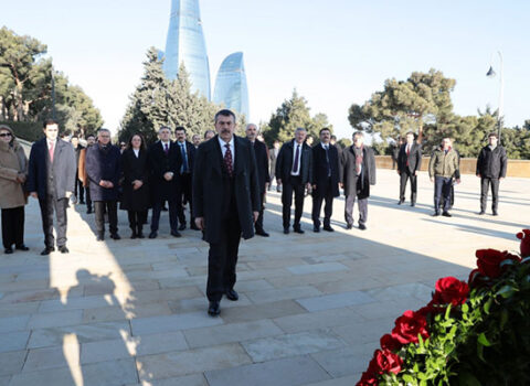 Türkiyəli nazir Şəhidlər xiyabanında – FOTOLAR