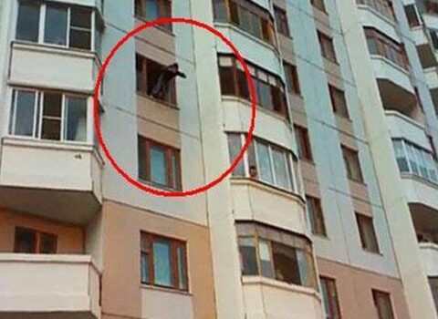 Ata və oğul dava edərkən pəncərədən yıxıldılar
