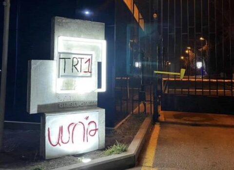 Ermənistan televiziyasının qarşısına TRT1 YAZILDI