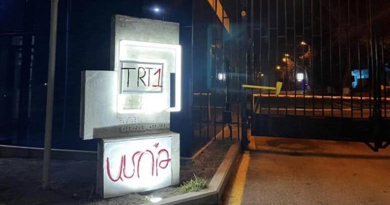 Ermənistan televiziyasının qarşısına TRT1 YAZILDI Ermənistan televiziyasının qarşısına TRT1 YAZILDI