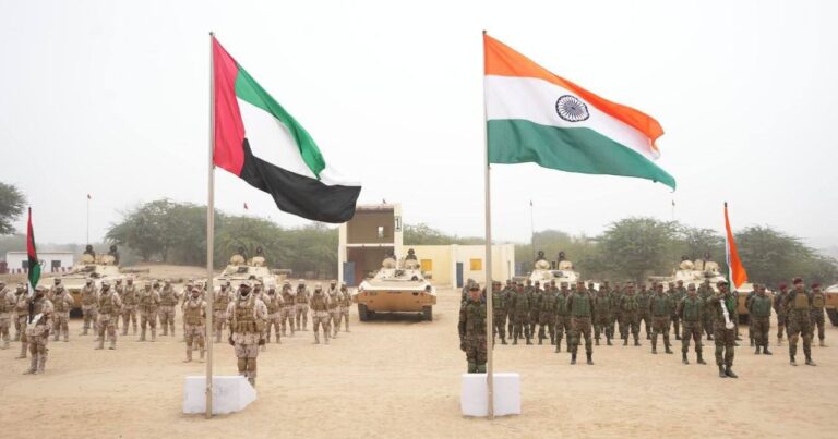 Hindistan və BƏƏ-dən birgə hərbi təlimlər Hindistan və BƏƏ-dən birgə hərbi təlimlər