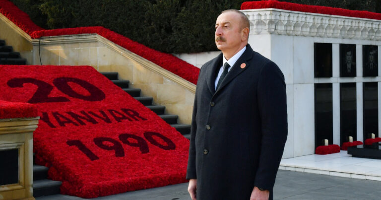 Prezident və xanımı Şəhidlər xiyabanını ziyarət etdi Prezident və xanımı Şəhidlər xiyabanını ziyarət etdi