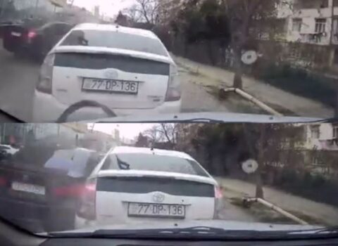 Sürücü avtomobilini yol kənarındakı maşınlara çırpdı