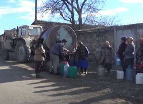 Bu kənddə sakinlərə gündə bir dəfə 30-40 litr su verilir – VİDEO
