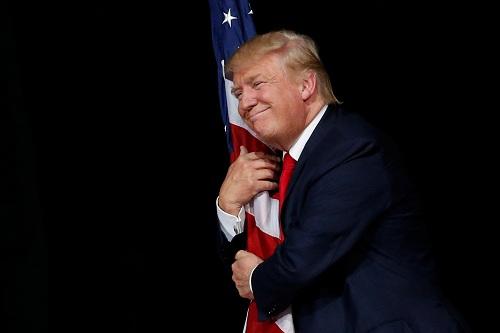 Tramp rəqiblərini ciddi fərqlə üstələdi Tramp rəqiblərini ciddi fərqlə üstələdi