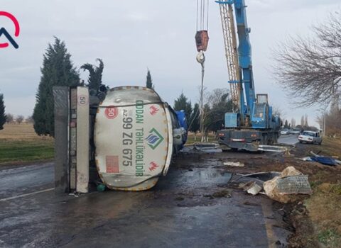 Yanacaqdaşıyan maşın aşdı, 40 ton benzin yola dağıldı – FOTO